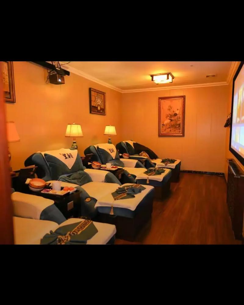 男女一边摸一边亲一边脱的相关介绍